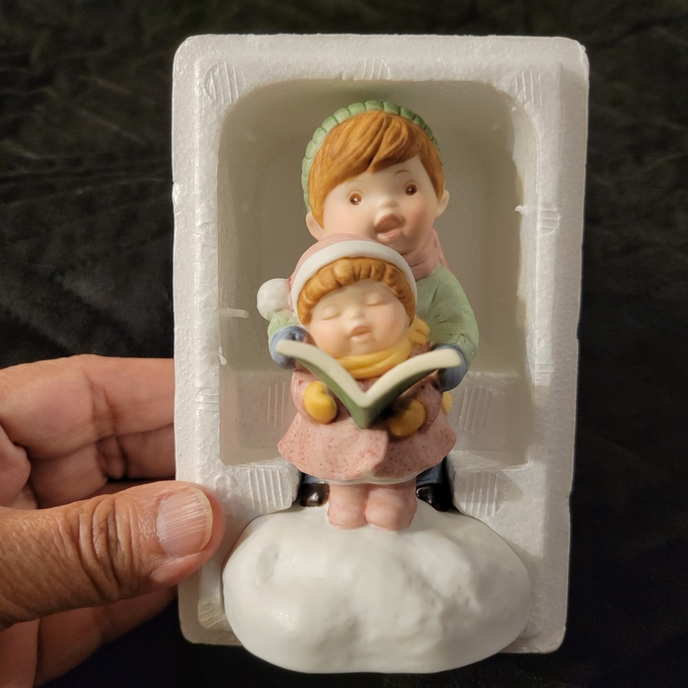 VTG 1985 Avon Joy To The World Hand-painted Porcelain Musical Figurine Christmas